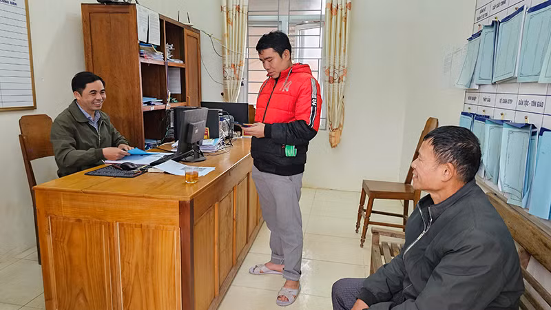 Công chức xã Yên Thắng, huyện Lang Chánh thụ lý, giải quyết thủ tục hành chính cho công dân.