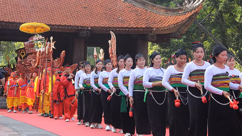 Bản hội ở huyện Ngọc Lặc rước kiệu Lê Lai về Lam Kinh cùng phối tế.