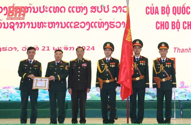Bộ Quốc phòng nước Lào trao tặng Huân chương chiến công hạng Nhì cho lực lượng vũ trang Thanh Hóa.