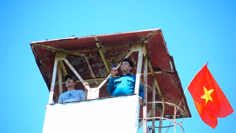 Lực lượng canh lửa mùa khô Vườn quốc gia U Minh hạ ứng trực trên tháp canh cả ngày giữa tiết trời oi bức.