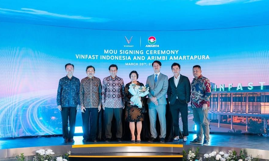 Đại sứ Đặc mệnh Toàn quyền Việt Nam tại Indonesia Tạ Văn Thông (thứ ba từ bên trái), Chủ tịch Tập đoàn Amarta (giữa), và Cựu Đại sứ Indonesia tại Việt Nam Pitono Purnomo (thứ hai từ bên trái) chứng kiến lễ ký kết.