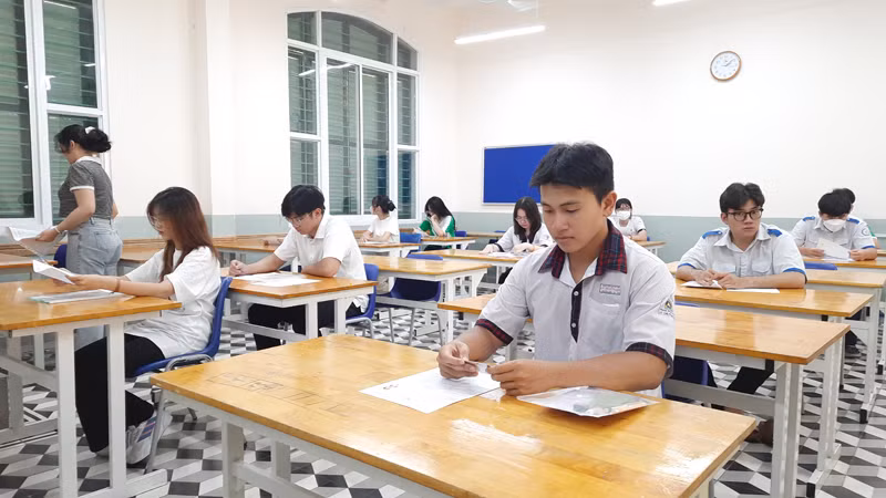 Các thí sinh đến điểm thi Trường trung học phổ thông Lê Quý Đôn làm thủ tục dự thi.