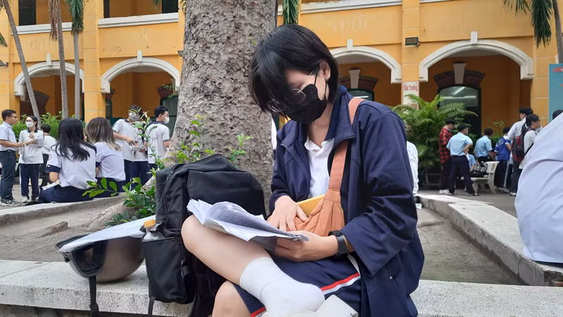 Tranh thủ ôn bài trước khi vào thi. Tranh thủ ôn bài trước khi vào thi.