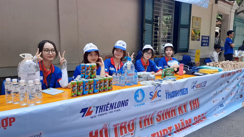 Đội tình nguyện viên tại điểm thi Trường trung học phổ thông Lê Quý Đôn, quận 3. Đội tình nguyện viên tại điểm thi Trường trung học phổ thông Lê Quý Đôn, quận 3.