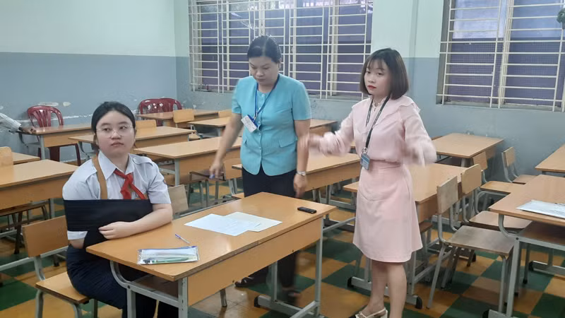 Tại điểm thi Trường trung học cơ sở Colette, quận 3, thí sinh Quách Võ Gia Hân, gãy tay phải có mặt tại điểm thi để thi môn Ngữ văn vào sáng nay.