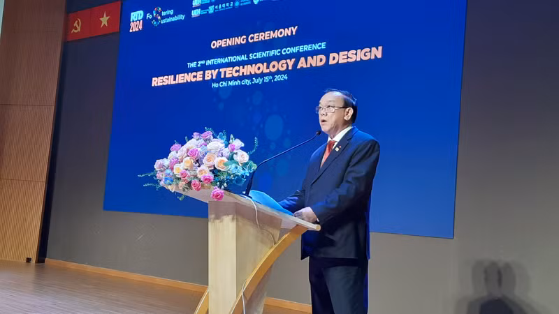 Giáo sư, Tiến sĩ Nguyễn Đông Phong, Chủ tịch Hội đồng Đại học Kinh tế Thành phố Hồ Chí Minh phát biểu tại hội thảo.