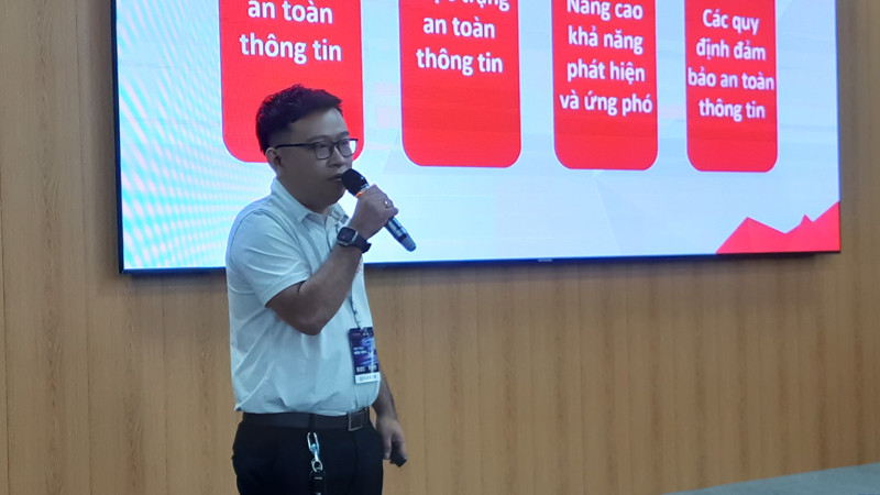 Chuyên gia phát biểu về bảo mật an ninh mạng tại hội thảo.