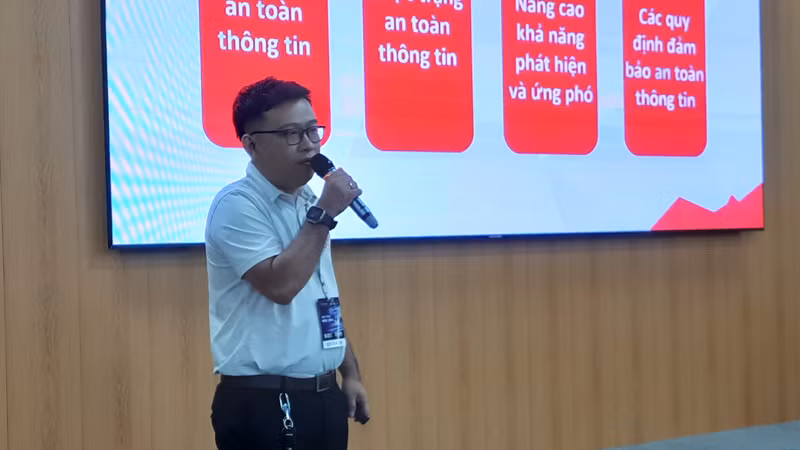Chuyên gia phát biểu về bảo mật an ninh mạng tại hội thảo.