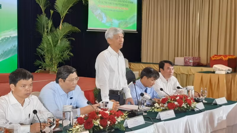 Đồng chí Võ Văn Hoan, Phó Chủ tịch Ủy ban nhân dân Thành phố Hồ Chí Minh phát biểu tại hội nghị.