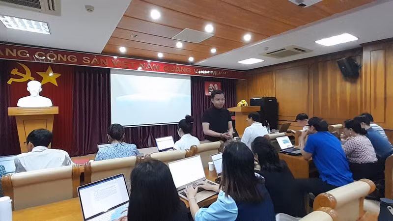 Các học viên của lớp bồi dưỡng nghe giảng viên giới thiệu những kỹ năng sử dụng AI, Chat GPT sản xuất tác phẩm báo chí.