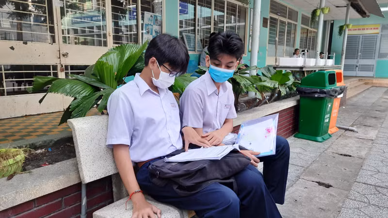 Thí sinh tranh thủ ôn bài trước khi bước vào phòng thi.