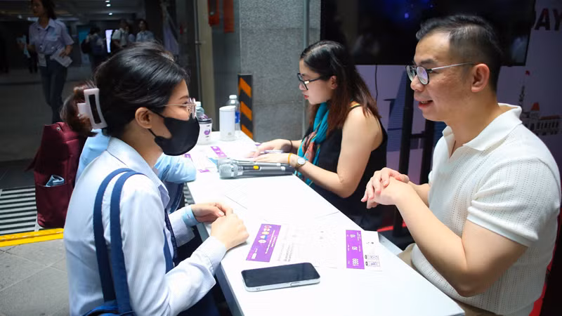 Sinh viên tìm cơ hội việc làm tại Ngày hội hướng nghiệp, tuyển dụng và tư vấn tuyển sinh.