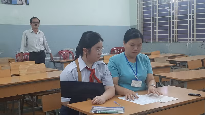 Máy ghi âm đặt trên bàn (màu đen, bên phải) ghi âm quá trình thí sinh đọc để cán bộ viết bài hộ.