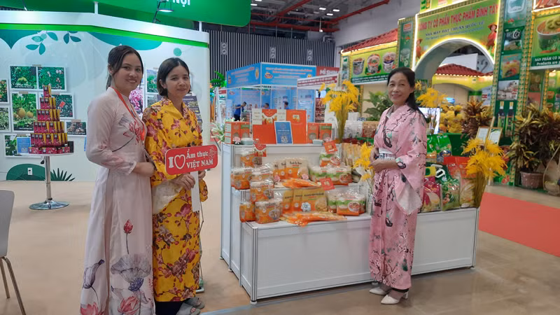 Các doanh nghiệp lương thực thực phẩm trưng bày sản phẩm tại triển lãm.