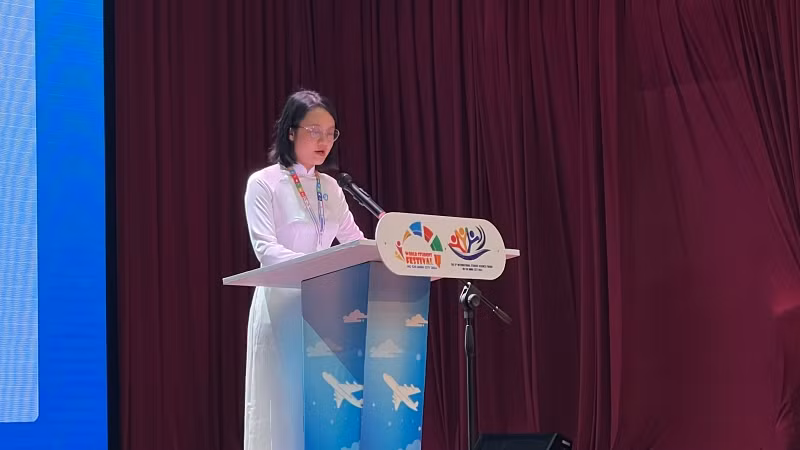 Đồng chí Trần Thu Hà, Chủ tịch Hội Sinh viên Việt Nam Thành phố Hồ Chí Minh phát biểu tại Liên hoan sinh viên thế giới lần 1.