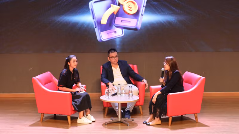 Các đại biểu trao đổi về FinTech tại buổi giới thiệu chương trình.