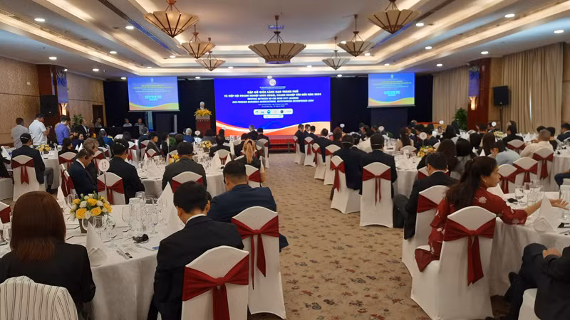 Quang cảnh buổi gặp gỡ giữa lãnh đạo Thành phố Hồ Chí Minh và các Hiệp hội doanh nghiệp nước ngoài, doanh nghiệp tiêu biểu trên địa bàn thành phố năm 2024.