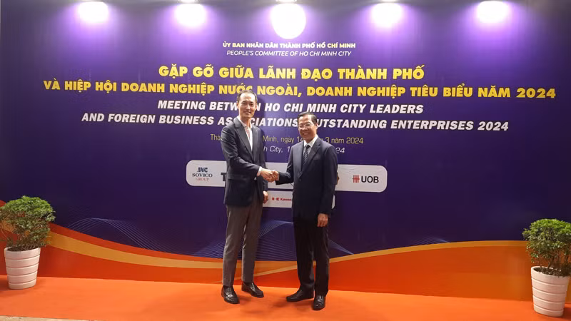 Đồng chí Phan Văn Mãi, Chủ tịch Ủy ban nhân dân Thành phố Hồ Chí Minh (bên phải ảnh) chụp ảnh lưu niệm với đại diện doanh nghiệp.