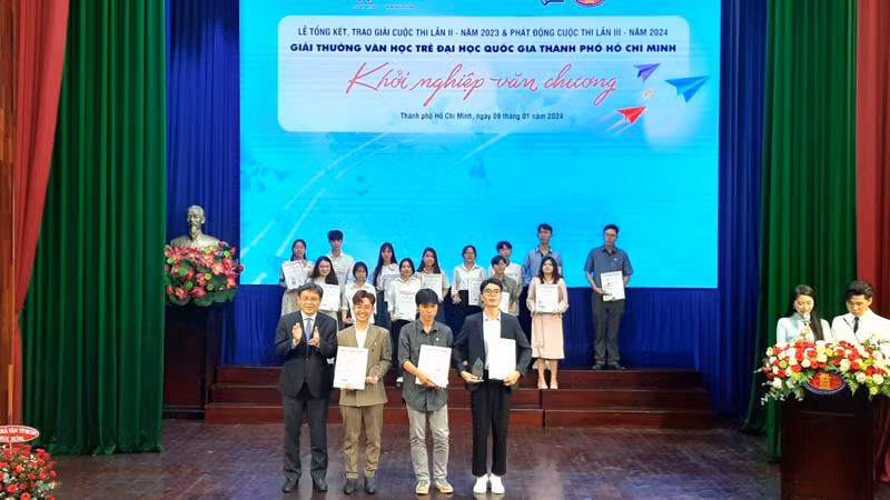 Ban tổ chức trao giải Nhất cho 3 tác giả đạt giải Nhất ở 3 thể loại.