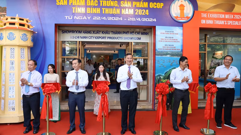 Nghi thức cắt băng khai mạc.