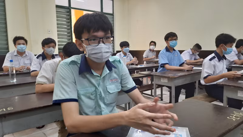 Thí sinh tham gia kỳ thi tuyển sinh lớp 10 công lập năm học 2023-2024 tại điểm thi Trường THPT Trưng Vương, quận 1, Thành phố Hồ Chí Minh