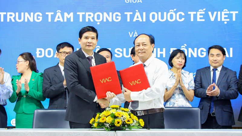 Các bên ký kết biên bản thỏa thuận hợp tác.