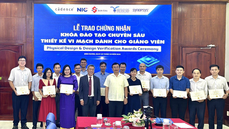 Công ty cổ phần Giáo dục quốc tế Sun Edu trao giấy chứng nhận hoàn thành Khóa đào tạo chuyên sâu thiết kế vi mạch cho 23 giảng viên của Trường đại học Thủ Dầu Một.