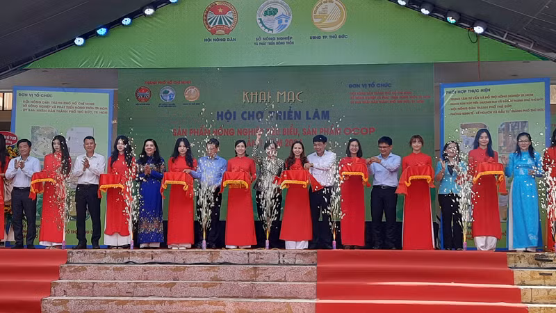 Nghi thức khai mạc Hội chợ, triển lãm sản phẩm nông nghiệp tiêu biểu, sản phẩm OCOP lần 1 năm 2024.