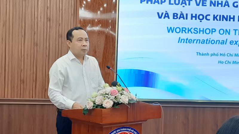 Phó Giáo sư, Tiến sĩ Vũ Hải Quân, Giám đốc Đại học Quốc gia Thành phố Hồ Chí Minh phát biểu tại tọa đàm.