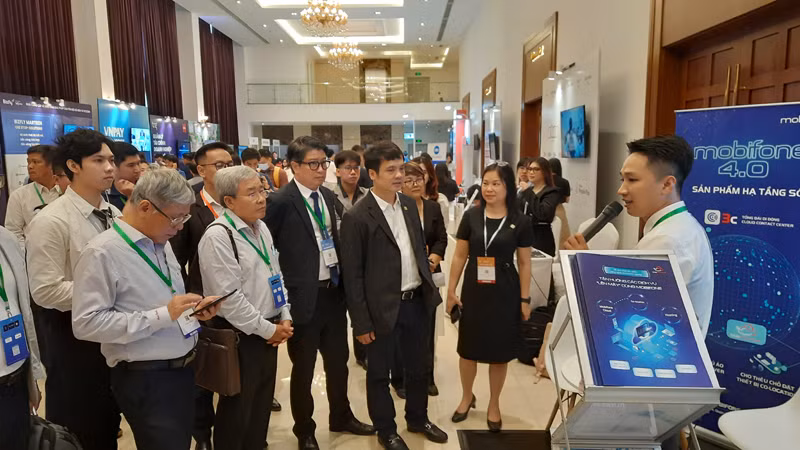 Các đại biểu tham quan các gian hàng trưng bày tại Hội nghị và Triển lãm Biztech Việt Nam 2024.