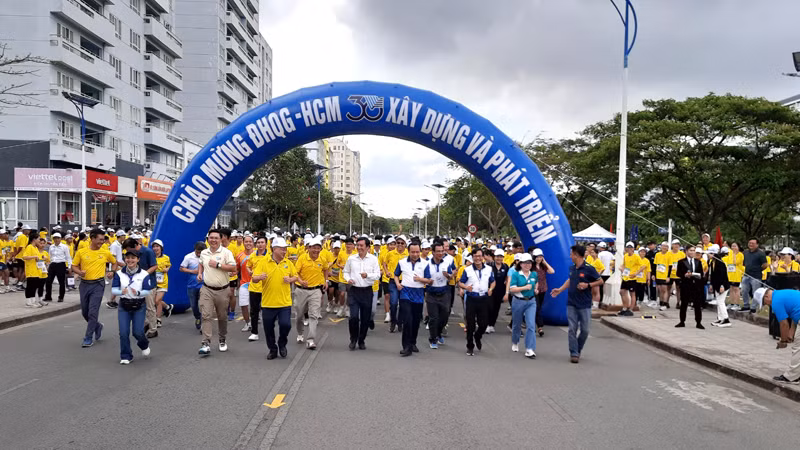 Lãnh đạo Đại học Quốc gia Thành phố Hồ Chí Minh, cùng cán bộ, giảng viên, nhân viên, học sinh, sinh viên chạy hưởng ứng khởi động hội thao