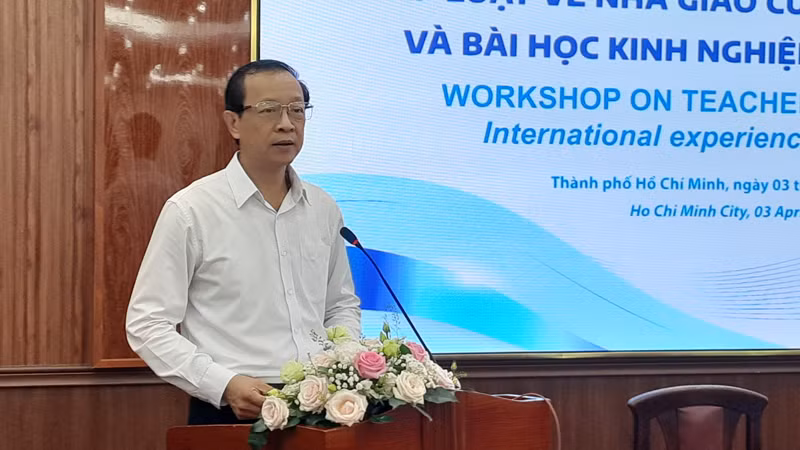 Thứ trưởng Bộ Giáo dục và Đào tạo Phạm Ngọc Thưởng phát biểu tại tọa đàm.