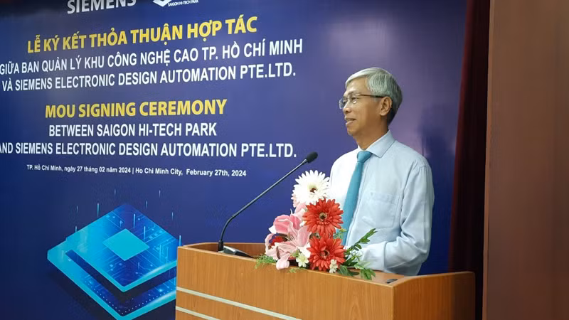 Đồng chí Võ Văn Hoan, Phó Chủ tịch Ủy ban nhân dân Thành phố Hồ Chí Minh phát biểu tại lễ ký kết.