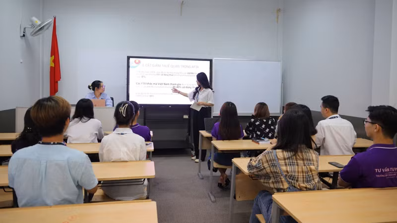 Sinh viên Trường đại học Luật Thành phố Hồ Chí Minh trong giờ học tập.