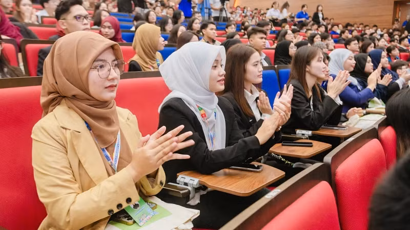 Các sinh viên đến từ các nước tham dự Liên hoan sinh viên thế giới lần 1.