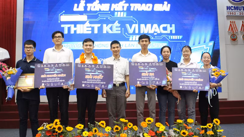 Các tác giả nhận giải thưởng tại cuộc thi Thiết kế vi mạch cho đô thị thông minh lần 1.