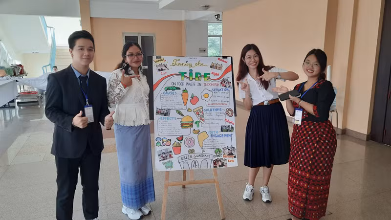Các bạn sinh viên tham gia triển lãm Poster tại bế mạc “Trại hè Sinh viên Mạng lưới các trường đại học Đông Nam Á”.