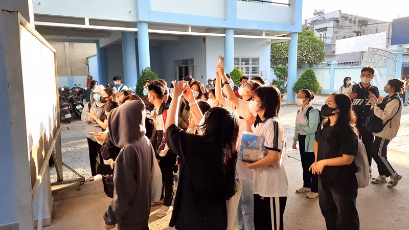 Các thí sinh xem danh sách trước khi bước vào kỳ thi đánh giá năng lực đợt 1 Đại học Quốc gia Thành phố Hồ Chí Minh tại cơ sở 5, Trường đại học Lạc Hồng, tỉnh Đồng Nai.