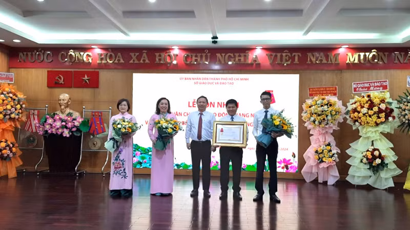 Văn phòng Sở Giáo dục và Đào tạo Thành phố Hồ Chí Minh vinh dự đón nhận Huân chương Lao động hạng Nhì.