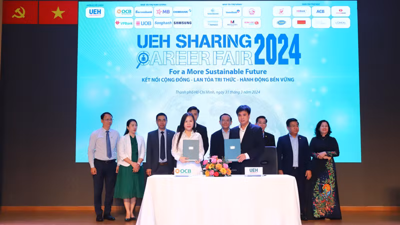UEH và doanh nghiệp ký kết hợp tác.