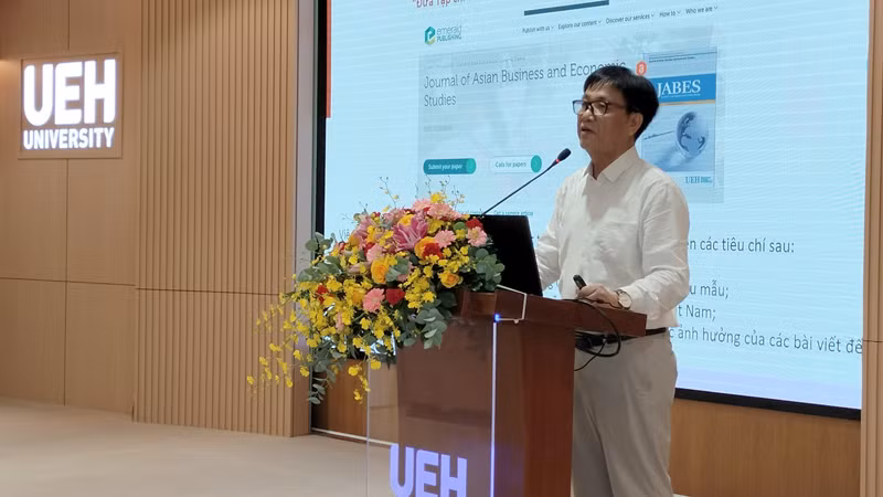 Nhà khoa học phát biểu tại tọa đàm.