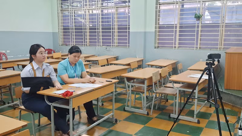 Trong khi làm bài, có camera giám sát trong suốt quá trình thi.