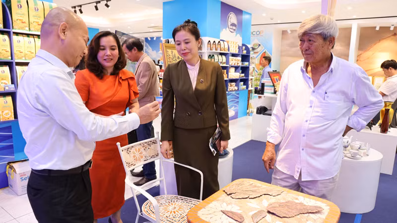 Các đại biểu tham quan các gian hàng tưng bày tại “Tuần lễ kết nối, giới thiệu sản phẩm OCOP, sản phẩm đặc trưng và sản phẩm công nghiệp nông thôn tiêu biểu của tỉnh Bình Dương” năm 2024.