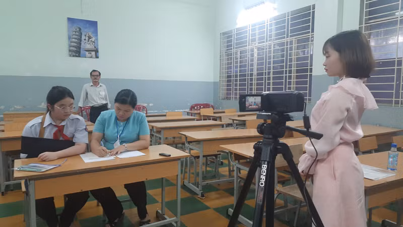 Thí sinh Quách Võ Gia Hân được bố trí phòng thi riêng có máy ghi âm, camera giám sát.