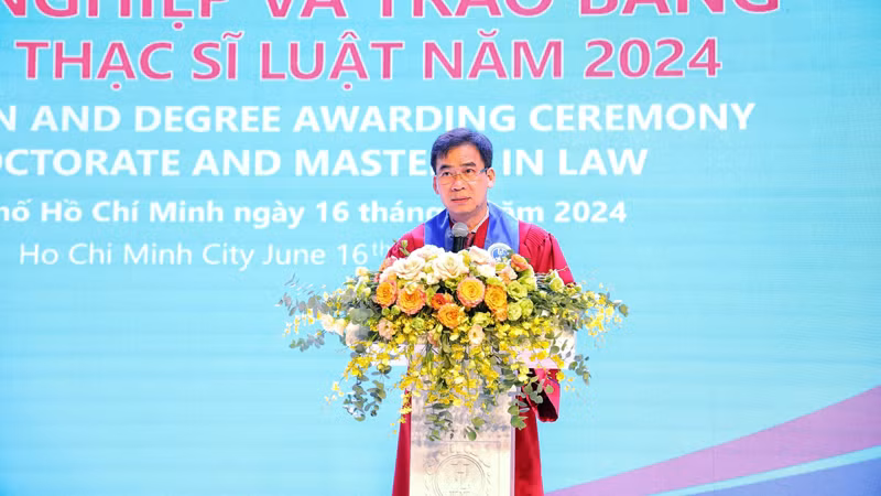Tiến sĩ Lê Trường Sơn, Hiệu trưởng Trường Đại học Luật Thành phố Hồ Chí Minh phát biểu tại buổi lễ.