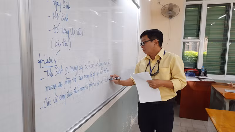 Cán bộ coi thi tại điểm thi Trường trung học phổ thông Lê Quý Đôn phổ biến quy chế thi cho các thí sinh.