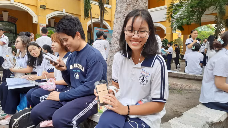 Trong khi đó, thí sinh Trương Tâm Anh tranh thủ ôn bài Ngữ văn trên hệ thống dữ liệu điện tử. Trong khi đó, thí sinh Trương Tâm Anh tranh thủ ôn bài Ngữ văn trên hệ thống dữ liệu điện tử.