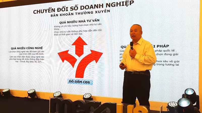 Ông Phí Anh Tuấn, Trưởng ban Chuyển đổi số mảng doanh nghiệp, Trung tâm Hỗ trợ và tư vấn chuyển đổi số Thành phố Hồ Chí Minh phát biểu tại hội thảo.