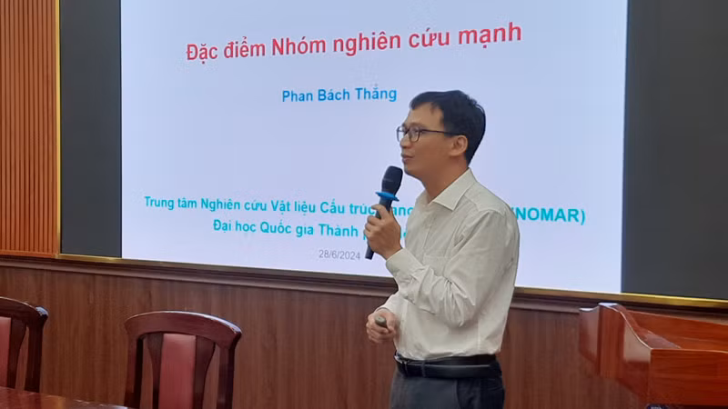 Nhà khoa học trình bày tham luận tại hội thảo.