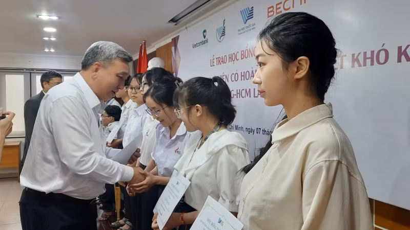 Nhà tài trợ trao học bổng cho sinh viên có hoàn cảnh đặc biệt khó khăn.